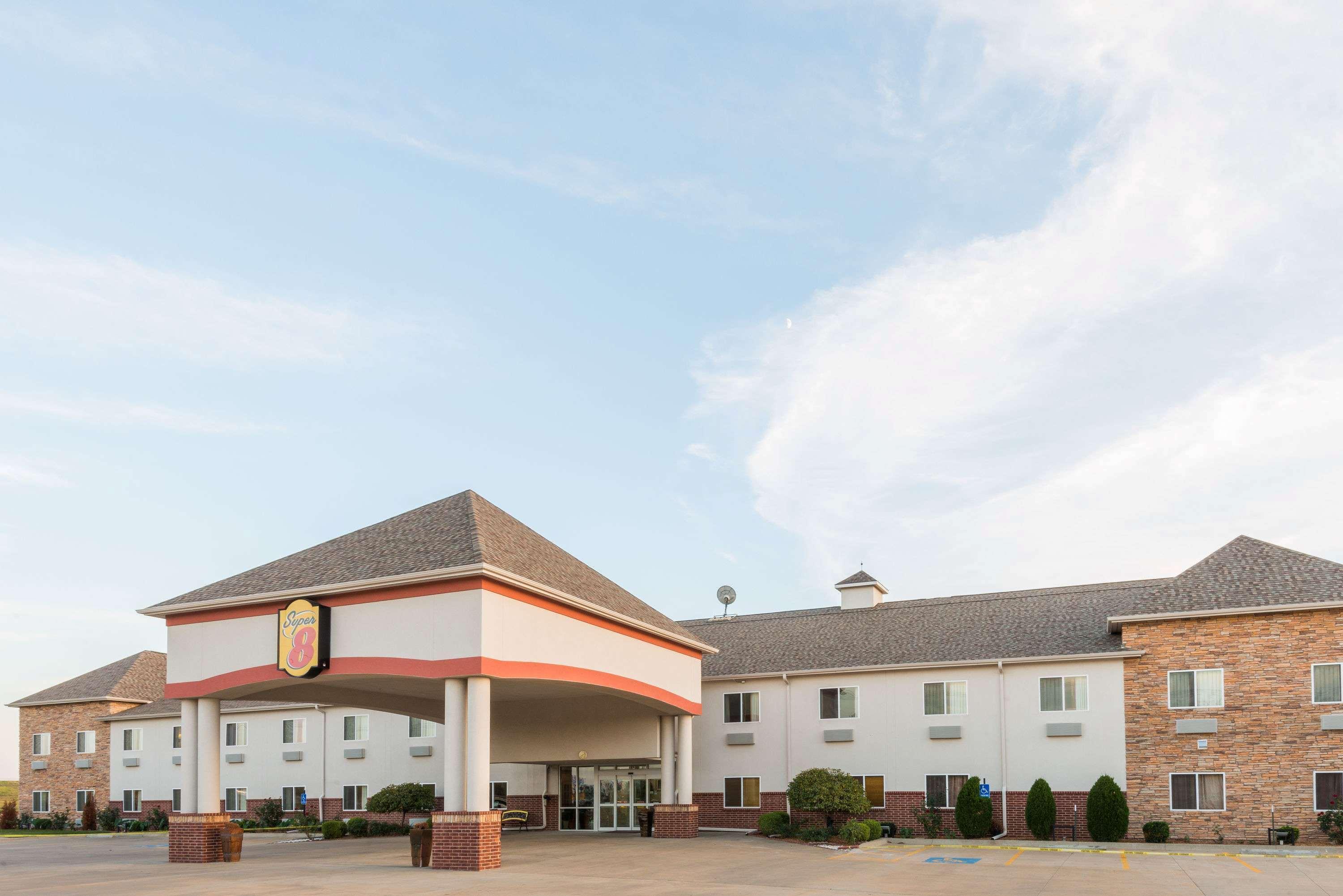 Super 8 By Wyndham Salina Hotel Exterior photo