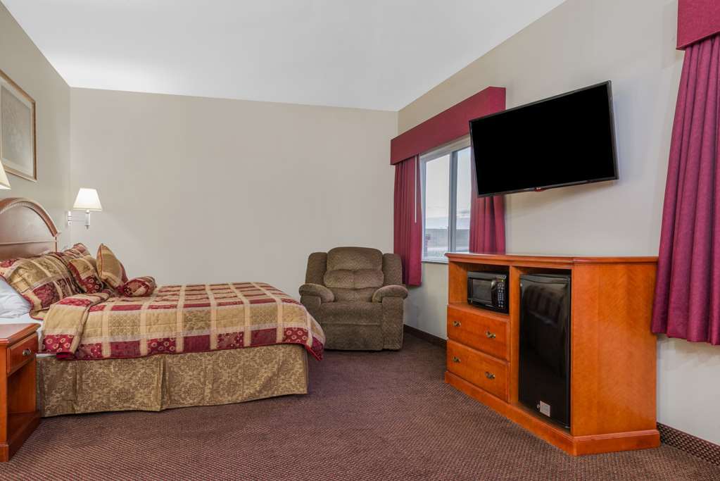 Super 8 By Wyndham Salina Hotel Room photo