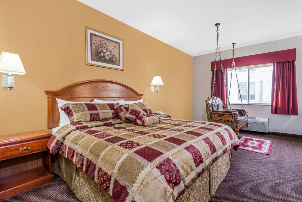 Super 8 By Wyndham Salina Hotel Room photo